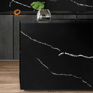เคาน์เตอร์พื้นผิวทึบสีดำของ Corian